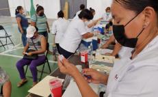Arranca vacunación anti Covid-19 a adultos mayores del Istmo, pero aún faltan 700 empleados de la Salud
