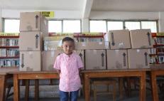 Niño ikoots de Oaxaca dona a su primaria 50 mil pesos en libros, tras ganar premio de creación literaria