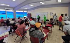 Maestros de Oaxaca vuelven a las aulas en el Istmo...para recibir vacuna antiCovid; ven lejanas clases presenciales