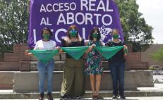 Feministas de Oaxaca cuelgan pañuelos verdes para exigir "acceso real al aborto legal"