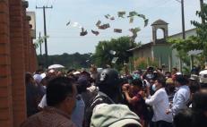 Golpean a mujeres en Tuxtepec, Oaxaca, por presunta compra de voto; dinero sale volando por los aires