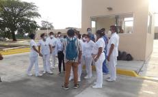 Protestan trabajadores de Hospital Covid de Juchitán, Oaxaca; piden un contrato digno