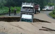 ¿Un socavón se tragó una camioneta en una carretera de Oaxaca?; esto dicen las autoridades