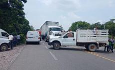 Pobladores mixes bloquean paso de Oaxaca a Veracruz; exigen que edil entregue recursos federales