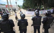Con operativo policial, frustran bloqueo de normalistas en  crucero del Aeropuerto Internacional de Oaxaca 
