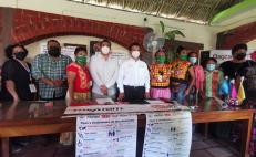 Presentan muxes trans del Istmo de Oaxaca carteles para prevenir la discriminación 