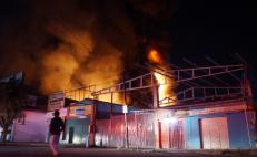 Auto se impacta en negocio de pinturas y desata fuerte incendio en San Sebastián Tutla, Oaxaca