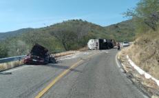 Vuelca pipa sobre taxi y deja 6 muertos en carretera que va de Salina Cruz a Huatulco 