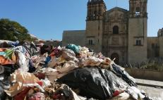 Trabajadores de limpia arrojan basura en calles del Centro Histórico de Oaxaca, en protesta contra edil 