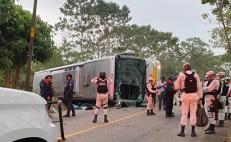 Volcadura de camión de pasajeros en la Cuenca de Oaxaca deja 8 heridos; chofer se da a la fuga