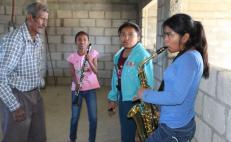 Con donaciones, niños de la Sierra Sur de Oaxaca forman una banda, para que no muera la música chontal