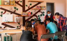Hijas de migrantes nacidas en EU impulsan primera librería comunitaria en Sabinillo, Oaxaca