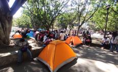 Normalistas instalan plantón en zócalo de Oaxaca para exigir plazas; se han contratado a 2 mil 577 egresados: IEEPO