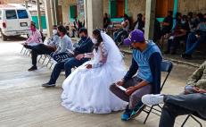 Viral. Vestidos de novios, pareja acude a vacunarse antes de su boda en Oaxaca