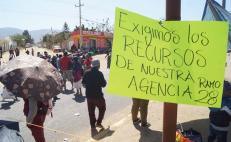 Habitantes de la agencia Vicente Guerrero mantienen cerrado el basurero de la ciudad de Oaxaca. 