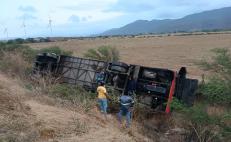 La volcadura del autobús se registró la madrugada de este jueves a la altura de La Ventosa en Juchitán.