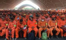Trabajadores de la refinería Dos Bocas en festejo de López Obrador por Día del Trabajo. Foto: Especial