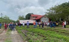 Campesinos mixes realizaron un bloqueo para frenar obras en el tramo 5 del Tren Transístmico; exigen indemnización justa por tierras. 