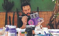 Aquí también se juega: artista de Oaxaca crea imaginario a partir de juguetes de arte. 