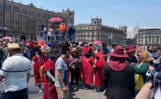Protestan desplazados triquis en Palacio Nacional; exigen audiencia con AMLO y retorno seguro a Oaxaca