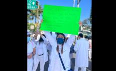 Marchan médicos pasantes en Oaxaca para exigir seguridad tras asesinato de Erick Andrade