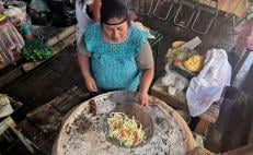 Mujeres de San Antonio de la Cal preservan oficio de elaboración de las tlayudas, platillo emblema de Oaxaca