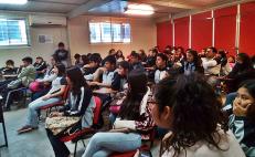 Piden alumnos de Prepa 5 de la UABJO resolver validez de documentos firmados por directora sin cédula