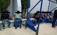 Entregan al INM a 23 migrantes detenidos en Oaxaca que viajaban en camioneta de redilas