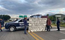 Pobladores de Teotitlán del Valle bloquean carretera 190; exigen respeto a destitución de edil