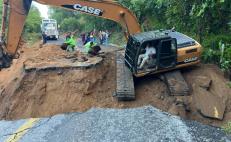 Por deslaves y socavón, sin paso carretera federal 125 que comunica regiones Mixteca y Costa de Oaxaca