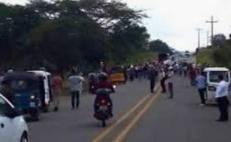Bloqueo en el Istmo impide paso de Oaxaca a Veracruz; fila de vehículos supera 5 kilómetros