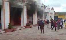 Pobladores prenden fuego frente al palacio municipal de San Isidro Lagunas, Oaxaca, tras elección de edil