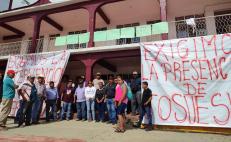 Pobladores de Pluma Hidalgo exigen a edil que entregue recursos federales tras Agatha