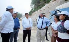 Supervisa gobernador de Oaxaca carretera Mitla-Tehuantepec; avance, a 69.91%