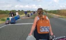 Tras 8 horas varados, 33 turistas franceses cruzan a pie bloqueo carretero en Oaxaca 