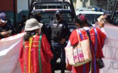 Con operativo policial, impiden acceso de desplazados triquis al Zócalo de la ciudad de Oaxaca
