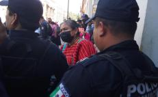Edil de la ciudad de Oaxaca justifica uso de operativo policial contra desplazados triquis en el Zócalo