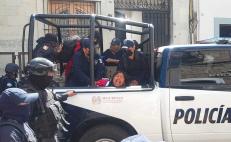 Desalojan a líder de desplazadas triquis que protestaba en Palacio de Gobierno de Oaxaca 