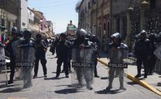 Con golpes y gases, desalojan a manifestantes zapotecos de Xiacuí del Palacio de Gobierno de Oaxaca