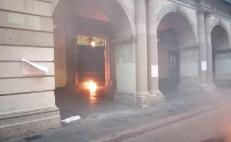 Normalistas prenden fuego a puerta del palacio de gobierno de Oaxaca