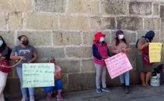 Mujeres comerciantes de Oaxaca se encadenan en protesta por desalojo del centro