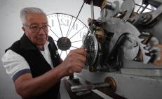 Carlos Ibáñez, el guardián del tiempo que por 43 años ha vigilado el reloj de Tlaxiaco, emblema de Oaxaca