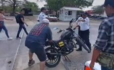VIDEO. Destruye su moto antes de que policías se la lleven y lo detengan en Ciudad Ixtepec, Oaxaca