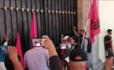 Con protesta en Palacio de Gobierno de Oaxaca, Sol Rojo exige aparición con vida de Enrique Sernas