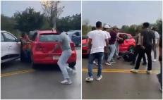 VIDEO: Dan paliza a conductor que atropelló a una mujer y causó daños a autos en Oaxaca