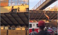 VIDEO. Joven se lanza contra el asfalto desde el techo de una parada del Citybus en Oaxaca