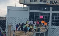 Familiares de personas presas exigen destitución del director del penal de Miahuatlán, Oaxaca