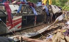 Autobús quedó sin frenos y cayó a barranco, indican primeros informes sobre accidente con 27 muertos en Oaxaca