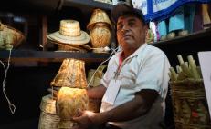Artesanos de San Juan Guelavía, una vida dedicada a domar el carrizo que crece en Oaxaca.