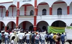 Acusan a edil de Ojitlán de mal uso de recursos públicos; amagan cerrar paso a 16 municipios